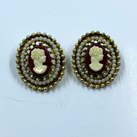 Gorgeous and Unique Vintage Cameo Upside Down Clip On Earrings - Picture 7 of 7